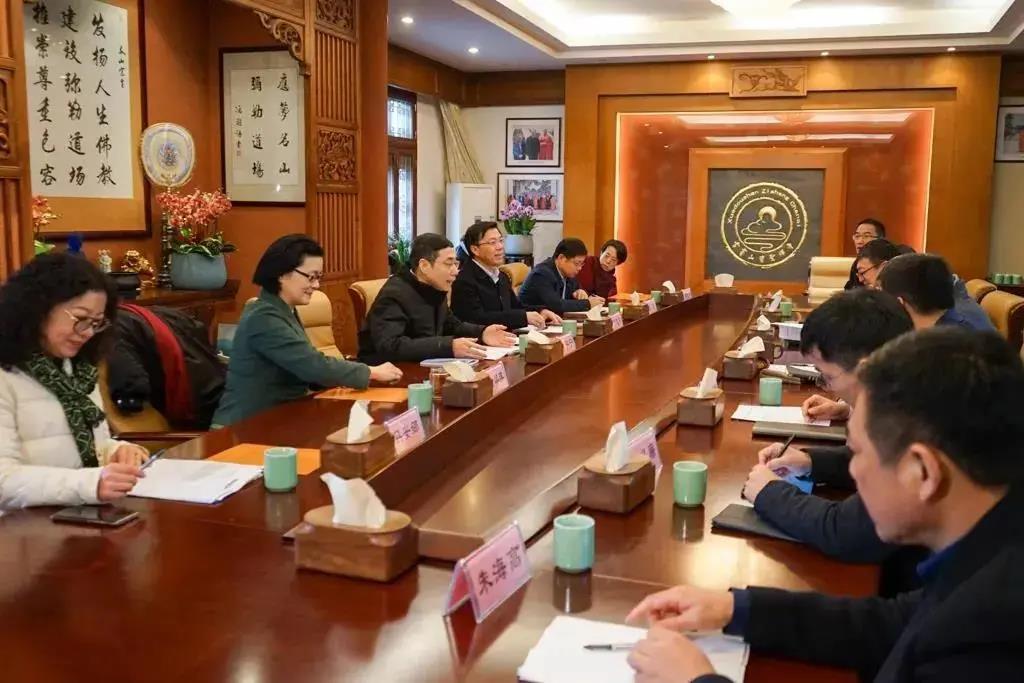 2月9日，宁波市政协主席徐宇宁来到雪窦寺走访宗教界代表人士。1.jpg